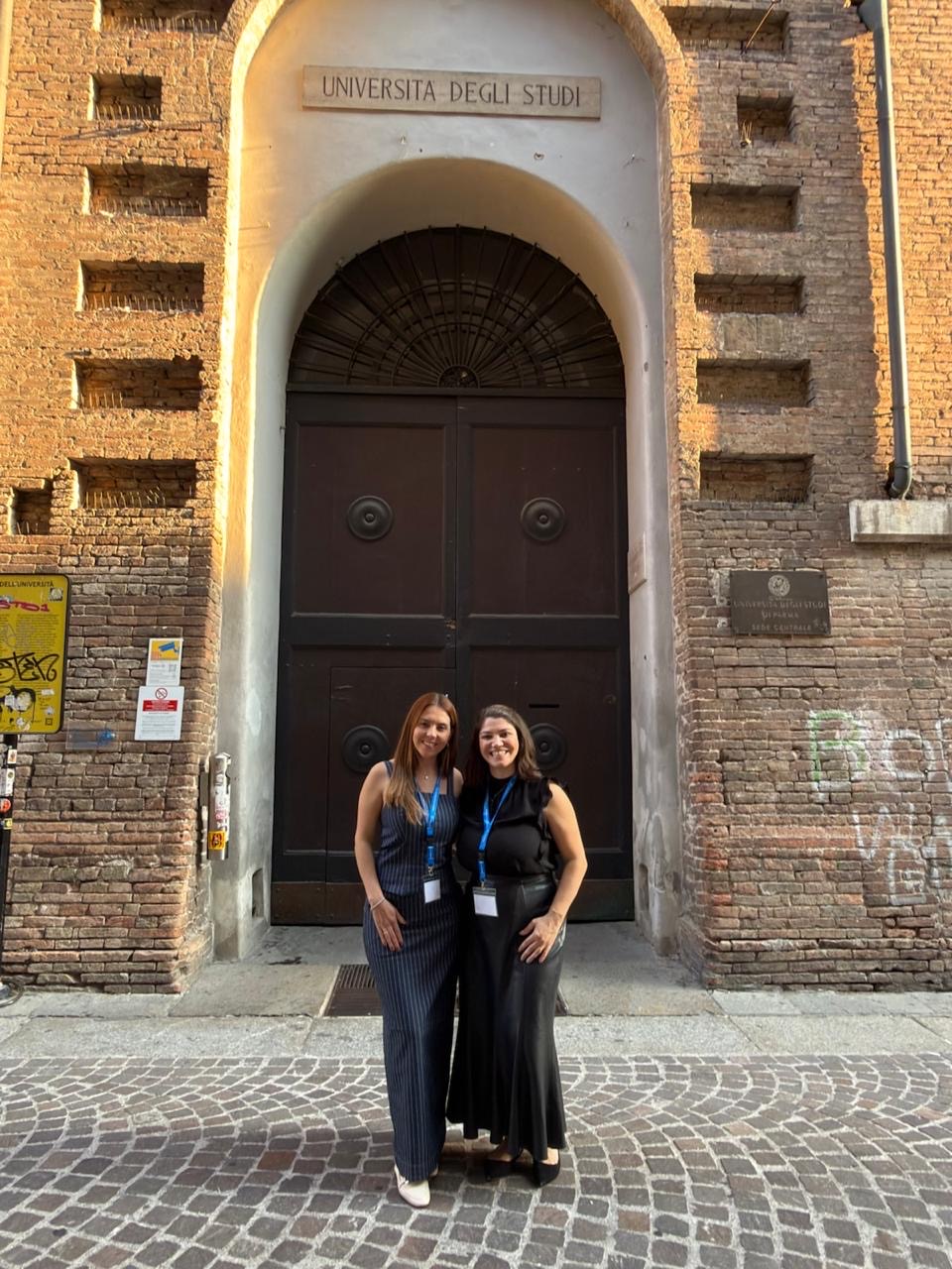 Amanda Paes e Gabriela Bertol na entrada da sede central da Università degli Studi di Parma