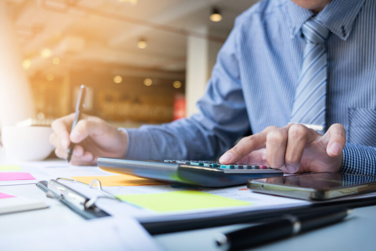 Entenda o recolhimento do IBS e CBS em 2026, regras, prazos e impactos para empresas neste guia completo e atualizado.
